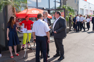 Gäste stehen vor Zentrale in Petritschgasse bei Eröffnungsfeier