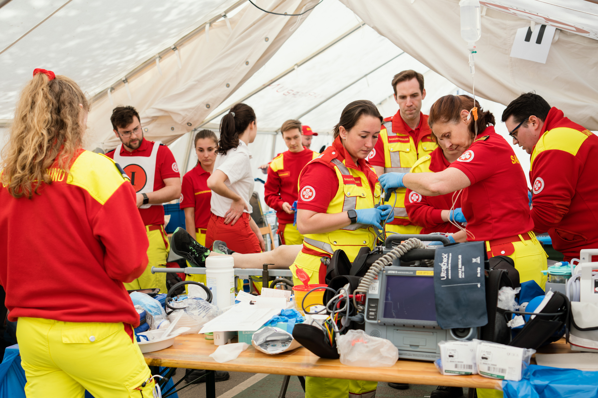 Team von Rettungssanitäter:innen bei Veranstaltung im Einsatzzelt