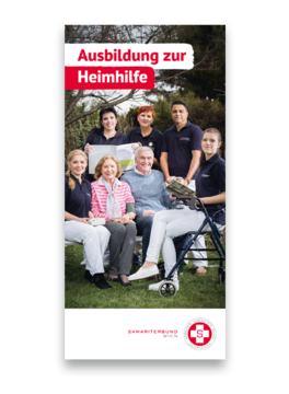 Ausbildung zur Heimhilfe mit einer Gruppe von Fachkräften und einem älteren Mann.