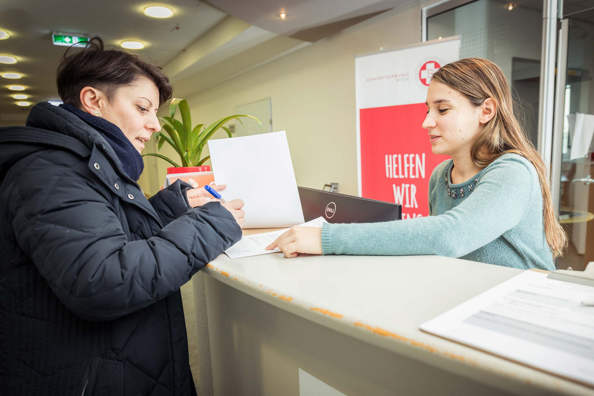 Soforthilfe Ukraine – Beratungsgespräch mit Beraterin und Klientin am Pult