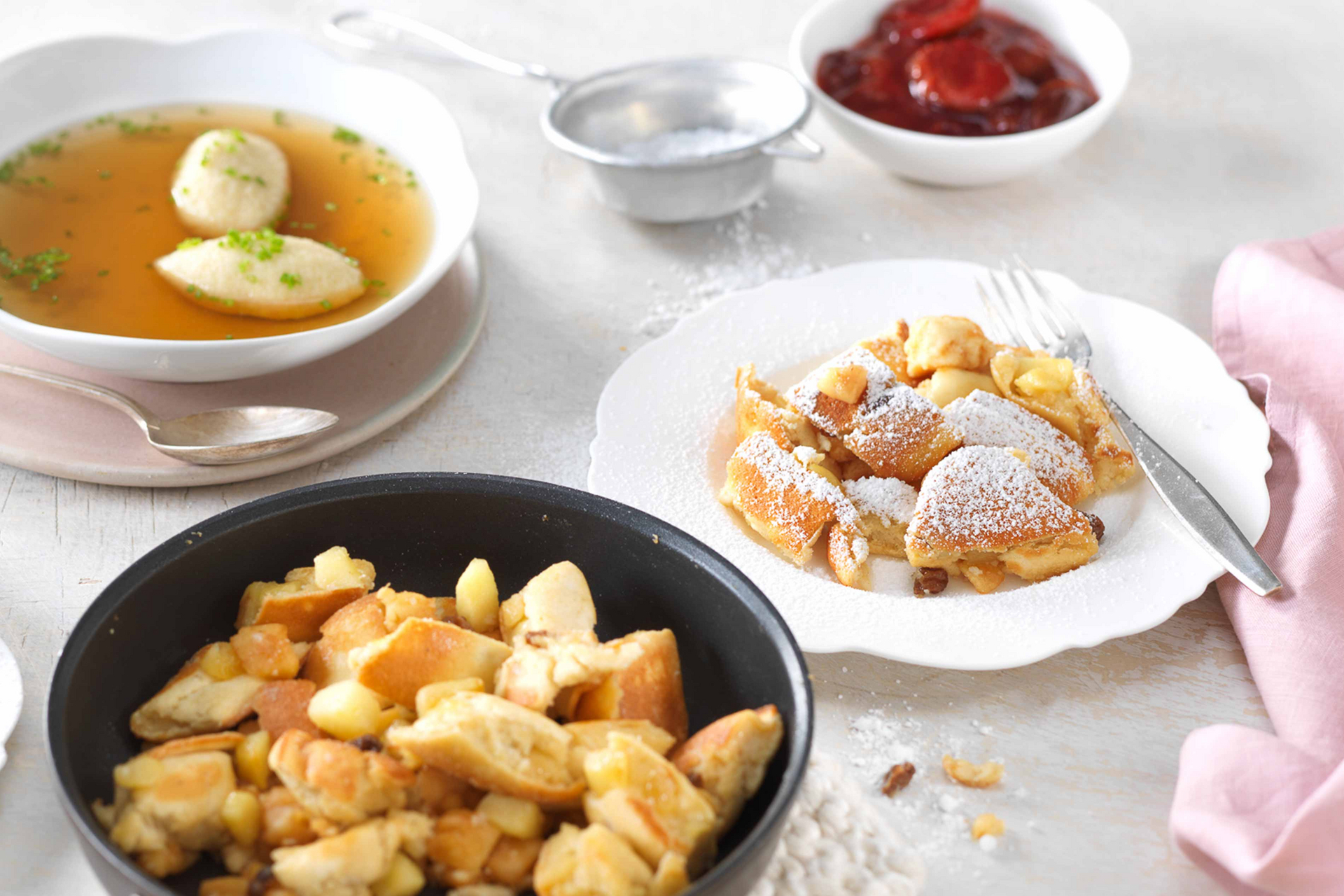 Essen auf Rädern Bild von Grießnockerlsuppe und Kaiserschmarrn auf Tellern angerichtet