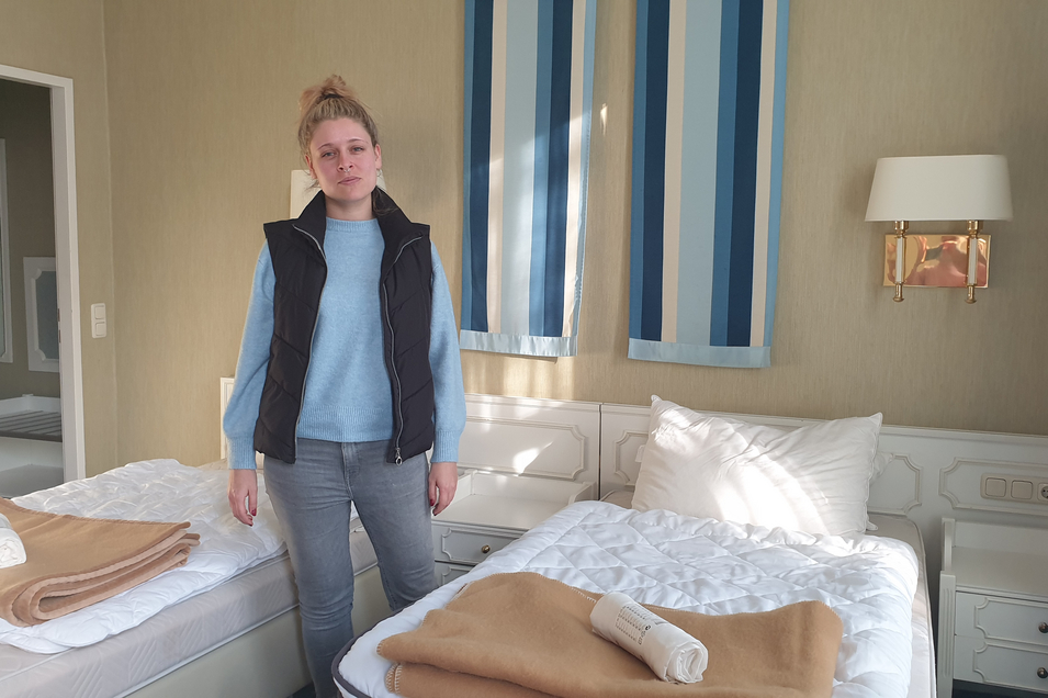 Einrichtung Hotel de France – Bewohnerin in ihrem Zimmer zwischen zwei Einzelbetten