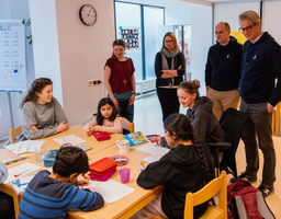 Während die Kinder ihre Jause genießen, unterhalten sich die Verantwortlichen des LernLEOs und der BAWAG Group über die neue Zusammenarbeit.