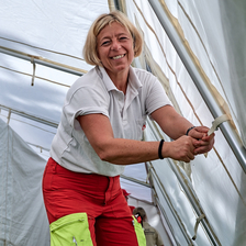 SA-RRT-Mitglied Elisabeth beim Aufbau eines Zeltes