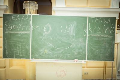 Tafel mit Ergebnis in Kreide geschrieben von Tischtennisturnier im Hotel de France zwischen ukrainischen Flüchtlingen und Betreuer:innen