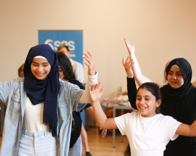 Kinder tanzen gemeinsam