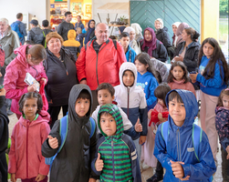 Kindergruppe mit ein paar Erwachsenen stehen im Eingangsbereich von Schloss-Hof, Generationenausflug