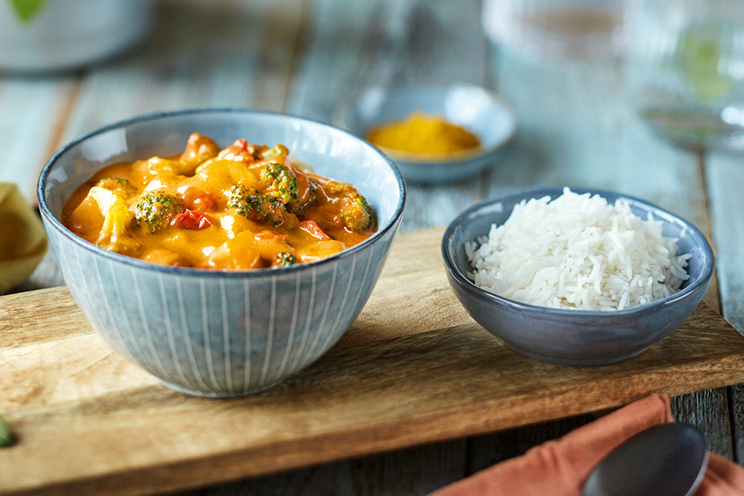 Curry mit Reis je in einer blauen Schale angerichet