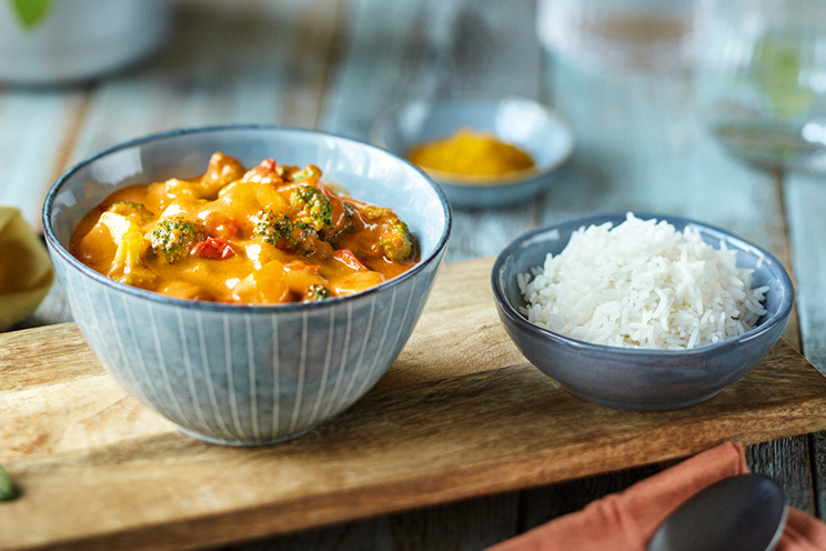 Essen auf Rädern Curry und Reis auf Teller angerichtet