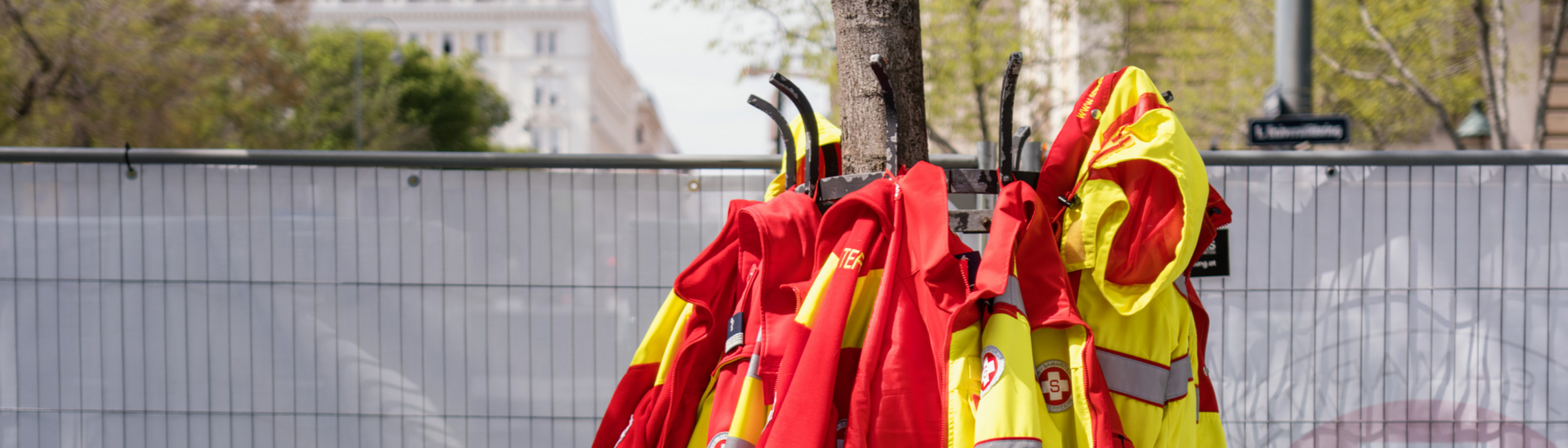 Uniformjacken auf Kleiderständer