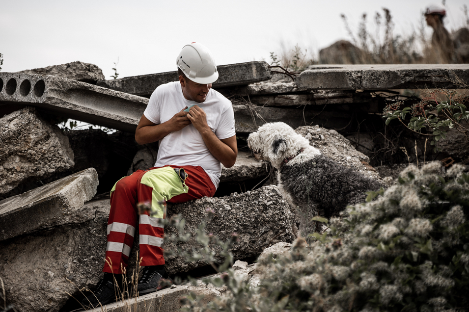 Rettungshund und Trainer im Einsatz nach Erdbeben