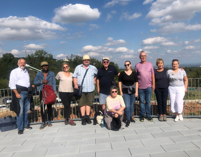 Gruppe an Leuten auf Aussichtsplattform in Wien, blauer Himmel mit einzelnen Wolken