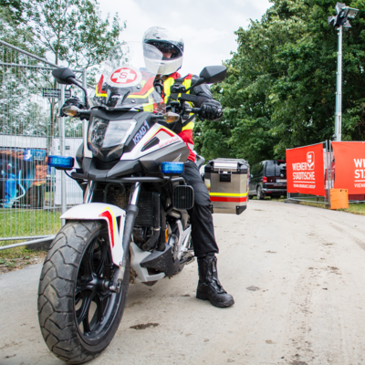 Motorrad und Fahrer des Samariterbundes Wien auf dem Donauinselfest 