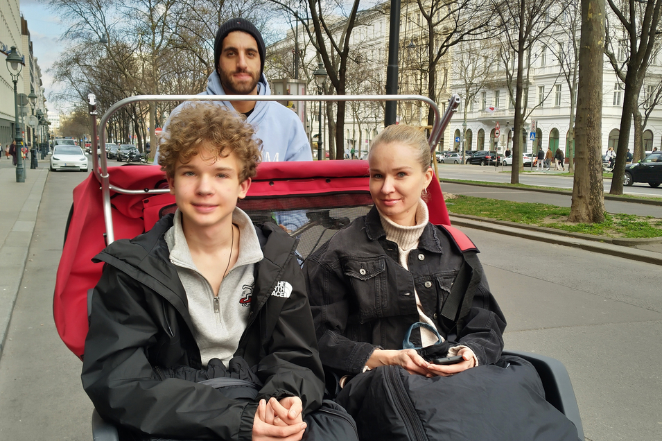 Mutter und Sohn werden mit Rikscha durch Wiener Innenstadt chauffiert