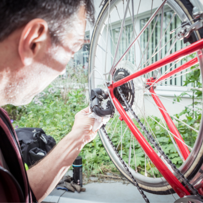 Ein Mann repariert das Rad eines Fahrrads.