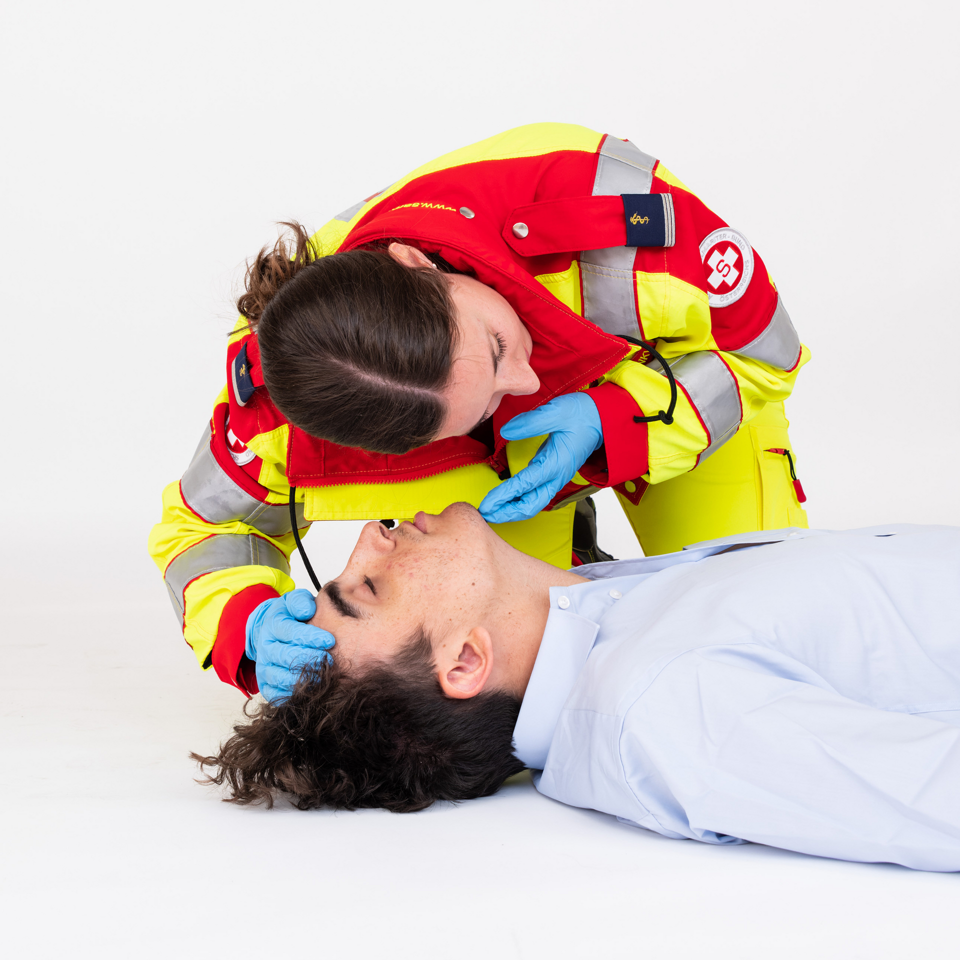 Rettungssanitäterin überprüft Atmung bei Patient