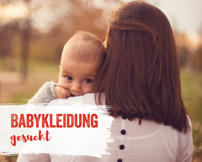 Frau von hinten fotografiert, hält Baby auf Arm, blick über Schulter und in Kamera, dahinter sehr verschwommener Hintergrund mit Baum, Swusch mit Text: babykleidung gesucht