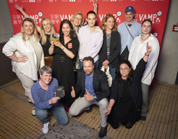 Gruppenfoto Marketing und Fundraising Team Samariterbund Wien mit Mitarbeiter:innen vom DMB und Fuchs und Freude, halten Awards in der Hand und jubeln in Kamera