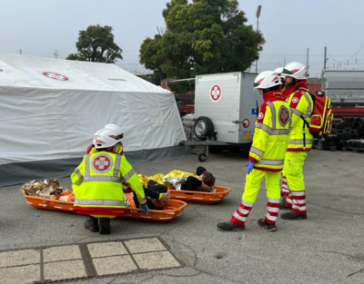 Rettungskräfte mit Trage