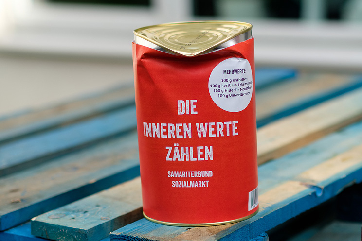 Sozialmarkt - Zerdrückte Dose mit Aufschrift 