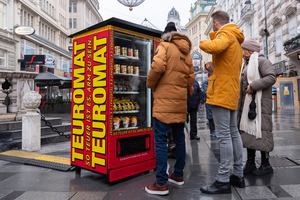 Menschen vor Teuromat am Graben, dahinter Pestsäule