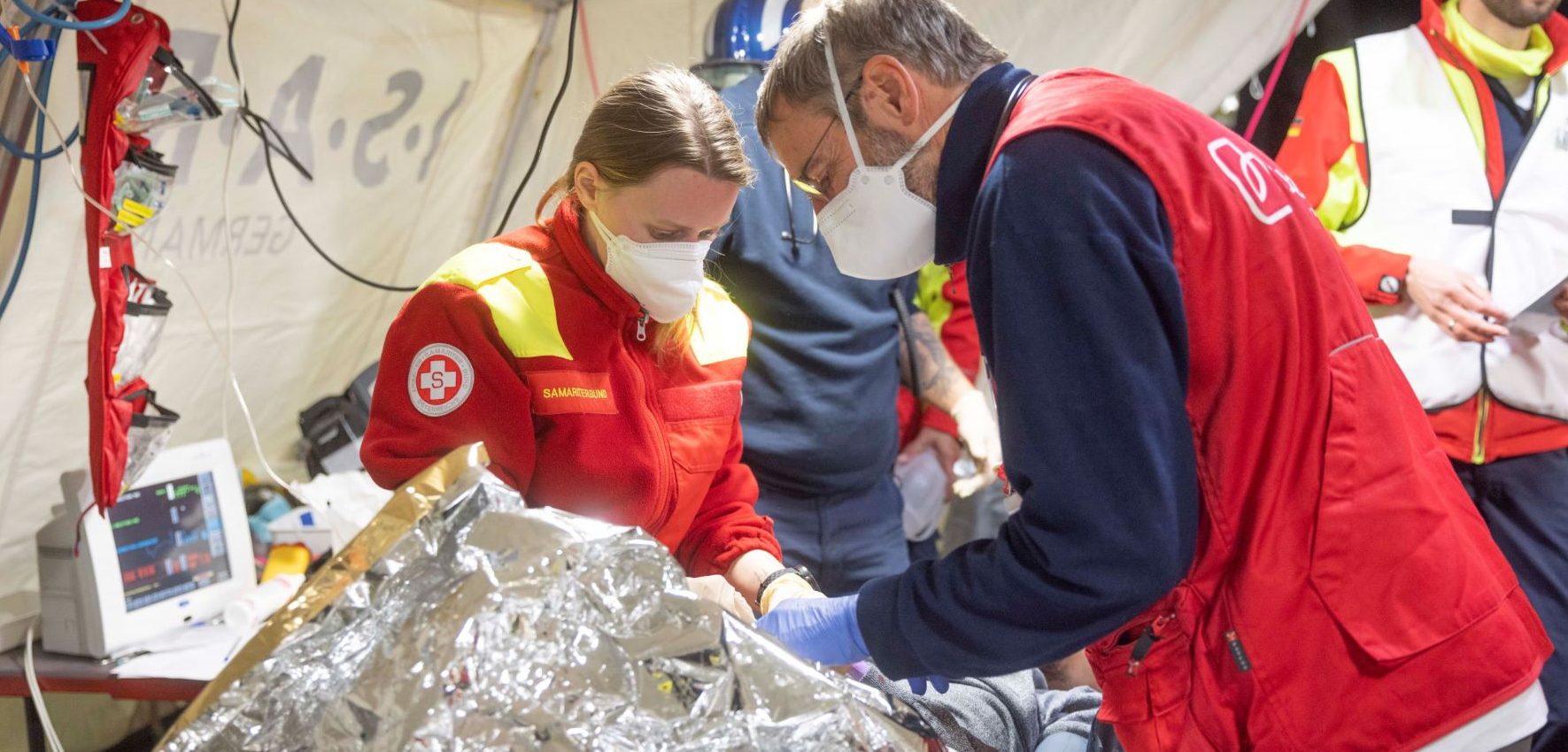 Emergency Medical Team (EMT) versorgt Patienten im Sanitätszelt