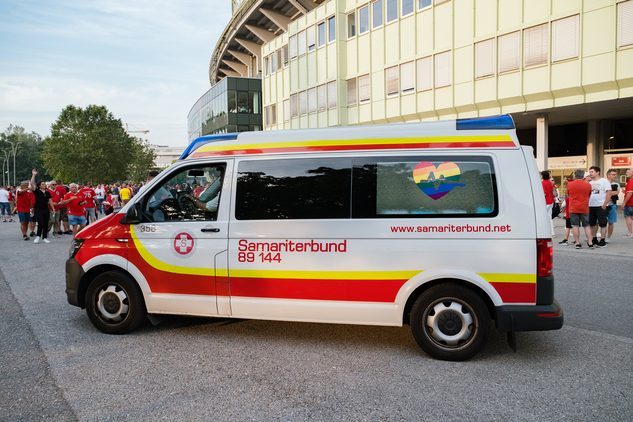 Zivildienst beim Samariterbund Wien – Krankentransportwagen mit herzförmigen Pride-Sticker steht vor Ernst-Happel-Stadion