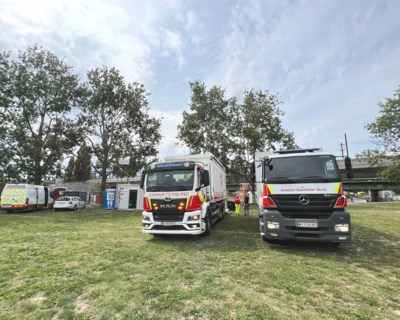 LKWs des Samariterbundes bei den Vorbereitungen für das Donauinsel Fest