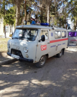 Der alte Rettungswagen parkt am Straßenrand und hat seinen letzten Einsatz hinter sich. 