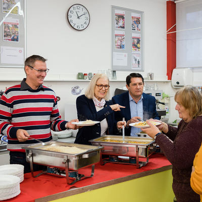 Susanne Drapalik gibt bei der SOMA Suppenküche warme Speisen an armutsbetroffene Menschen aus.