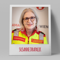 Porträt von Dr. Susanne Drapalik in Einsatzkleidung des Samariterbundes.