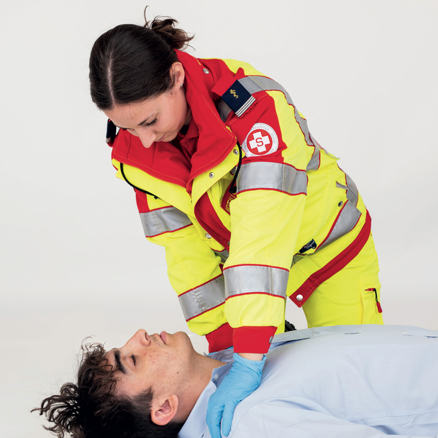 Rettungssanitäterin reanimiert Patient