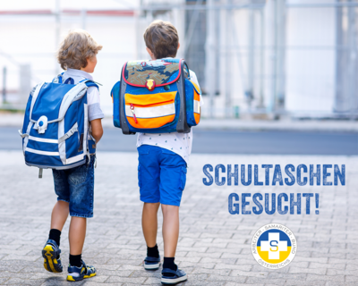 zwei Kinder von hinten fotografiert, gehen auf einer Straße und tragen Schultaschen; Text im Bild: Schultaschen gesucht