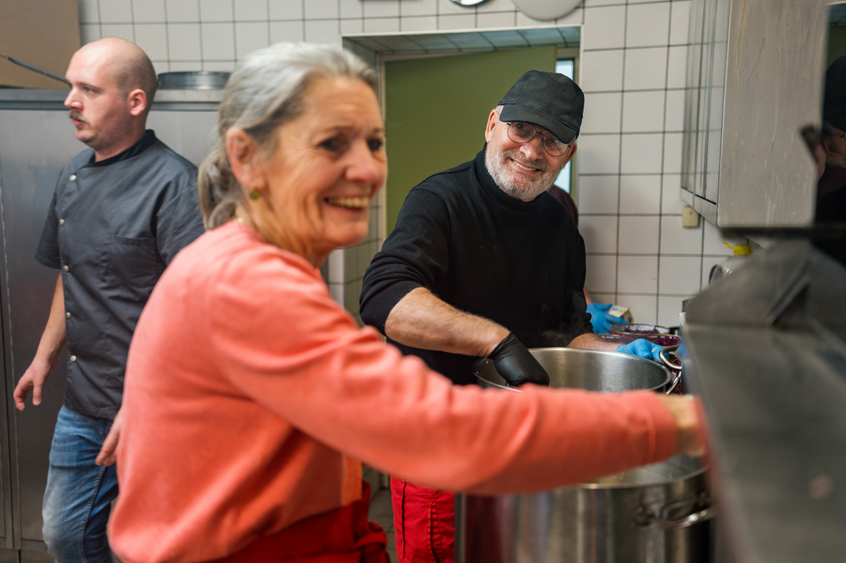 Gemeinsames Kochen für den Samariterbund-Suppentopf – mit Engagement und Teamgeist eine warme Mahlzeit für Bedürftige zubereiten.