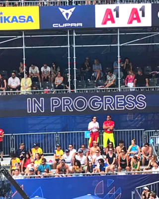 Aufnahme von Zuschauertribüne bei Beachvolleyball EM, im Fokus zwei Sanitäter in Uniformen