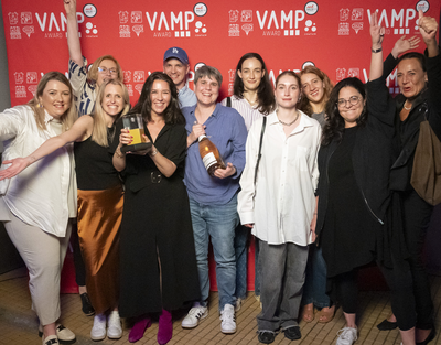 Gruppenfoto Marketing und Fundraising Team Samariterbund Wien mit Mitarbeiter:innen vom DMB und Fuchs und Freude, halten Awards in der Hand und jubeln in Kamera