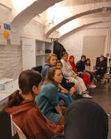 Die Mädchen des PowerLEOs lauschten den Role Models bei der Beschreibung ihres Werdegangs.