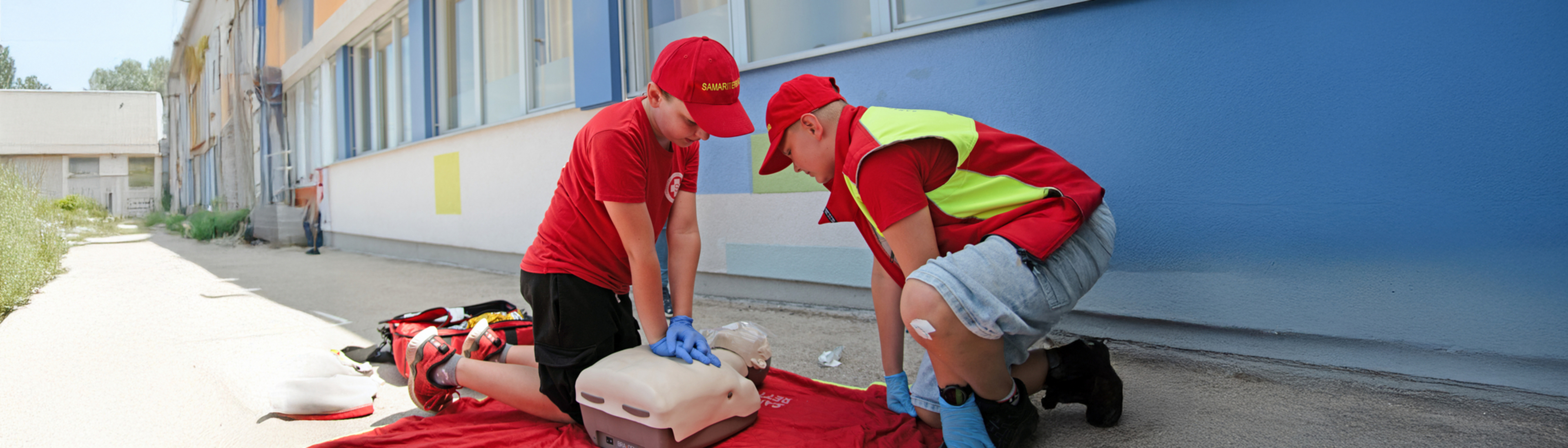 Die Samariterjugend über eine Herzmassage an einer Trainingspuppe