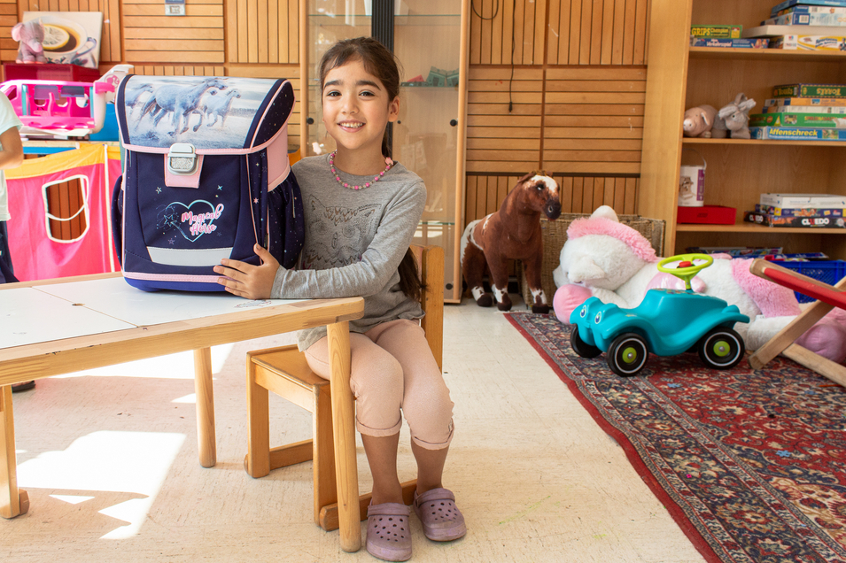 Haus Liebhartstal – Kind mit gespendeter Schultasche
