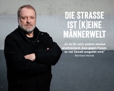 Porträt Rainhard Nowak vor grauer Steinwand, schwarz gekleidet, Hände verschränkt, Slogan Die Straße ist (k)eine Männerwelt plus Zitat