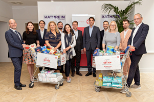 Gruppenfoto mit Samariterwagerl und Belegschaft der Kathrein Privatbank. Susanne Drapalik nimmt die Spende entgegen.