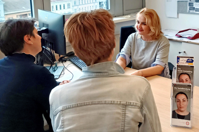 Sozialberatung Ukraine - Beraterin mit zwei Klientinnen am Schreibtisch im Beratungsgespräch