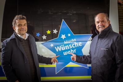 Wolfgang Dihanits mit Günther Erhartmaier vor dem Wunschfahrt-Auto 