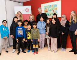 Eva-Maria Holzleitner, Bundesvorsitzenden der SPÖ Frauen, besuchte eines unserer LernLEOs. Gemeinsam mit den Verantwortlichen des LernLEOs und den Kindern posierte sie für ein Foto.