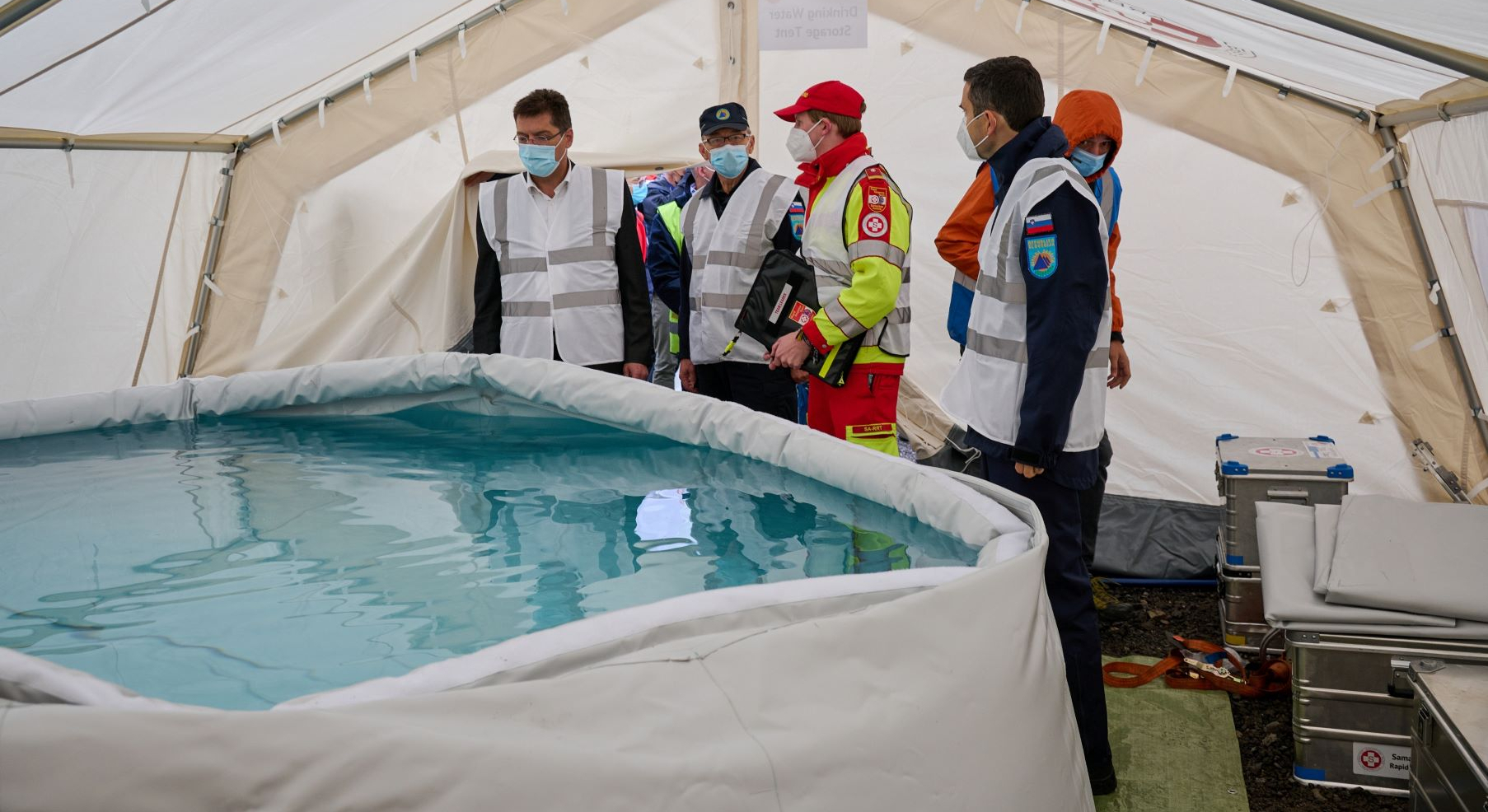 SA-RRT-Mitglieder stehen um Auffangbecken für Trinkwasseraufbereitungsanlage