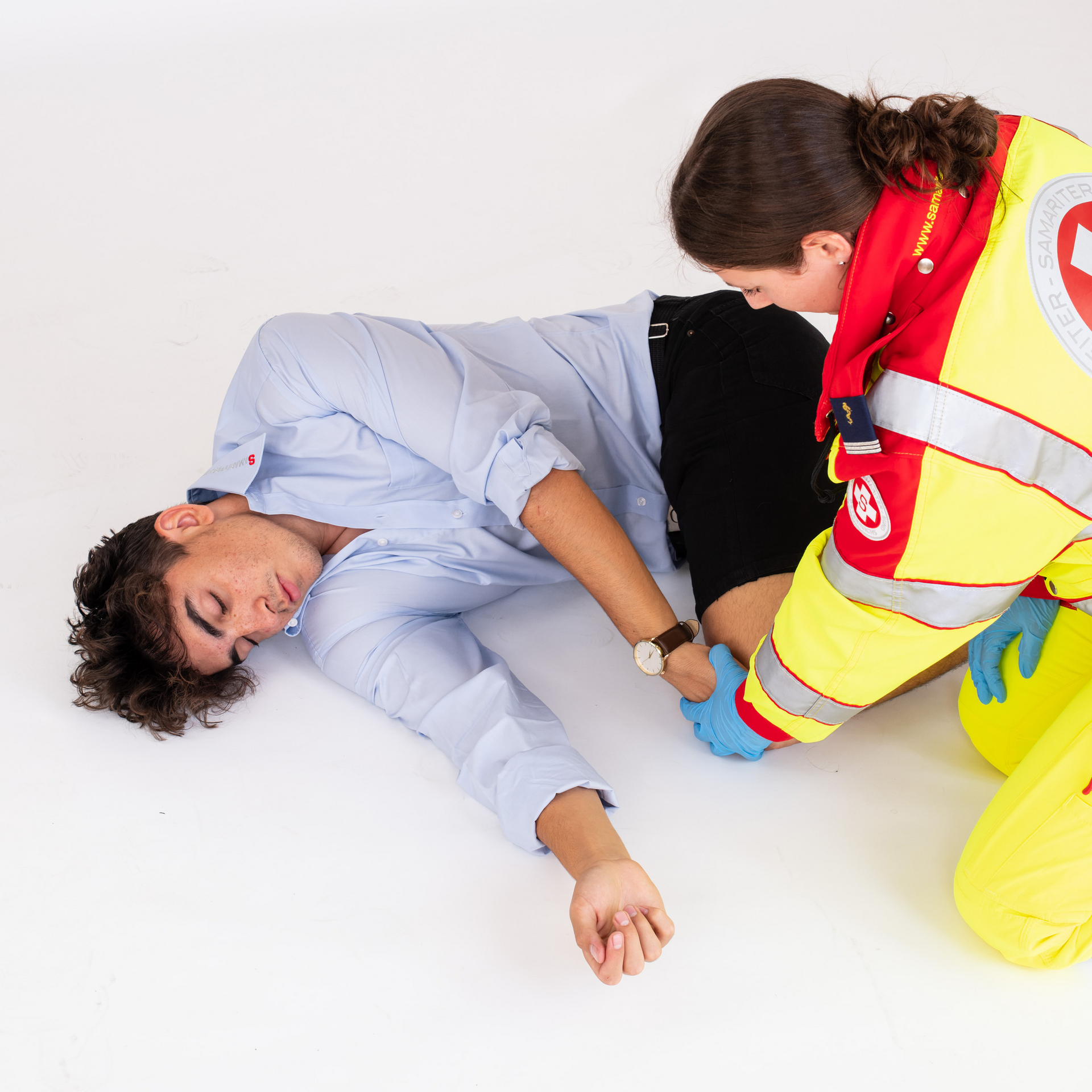 Rettungssanitäterin bringt Patient in stabile Seitenlage