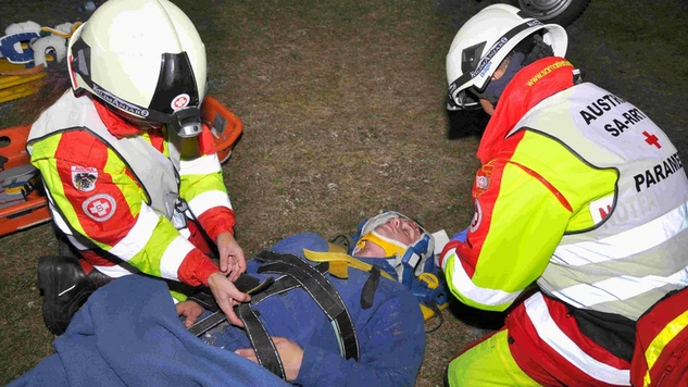 Emergency Medical Team (EMT) bei einem nächtlichen Einsatz 
