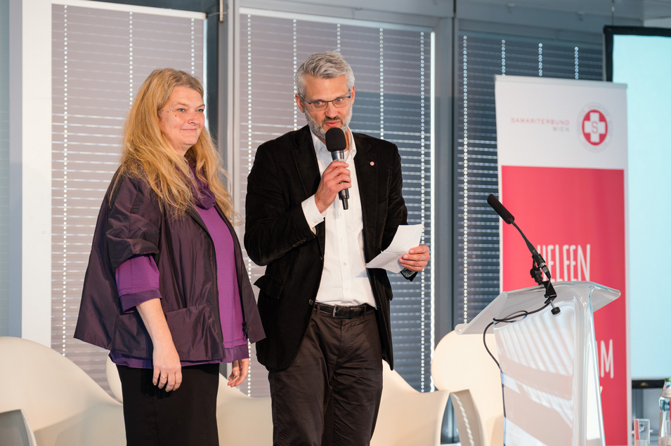 Birgit Greifeneder und Samariterbund Wien Geschäftsführer Oliver Löhlein auf der Bühne bei der 10-Jahres-Feier der LernLEOs.