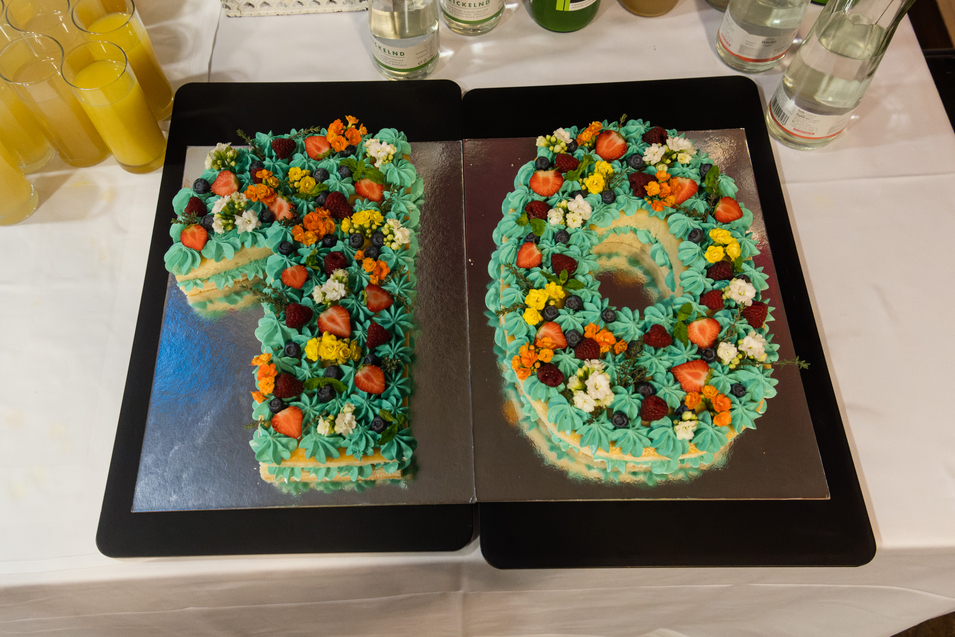 Es ist eine Torte zu sehen, die die Zahl 