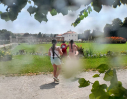 Kinder von hinten im Augarten, Wassertropfen auf der Linse der Kamera